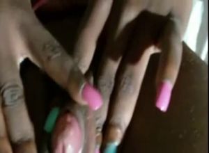 Мастурбирует очень большой клитор